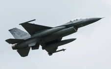 Đài Loan dừng bay phi đội F-16 sau khi tiêm kích rơi xuống biển, phi công mất tích