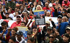 Hàng ngàn người xuống đường ở Venezuela yêu cầu Mỹ thả ông Maduro