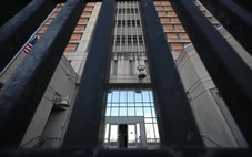 Nhà tù giam giữ vợ chồng ông Maduro: Từng bị chỉ trích bẩn thỉu, đồ ăn có giòi, ma túy và bạo lực