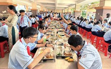 Làm sao để phụ huynh an tâm với bữa ăn bán trú của con?