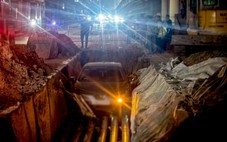 Ô tô lao qua rào chắn, rơi xuống hố cáp điện đang thi công sâu 2m ở Hà Nội