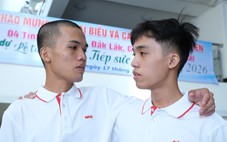 Mừng tủi gặp nhau ở lễ học bổng: Em là HS giỏi quốc gia, anh bệnh nặng vẫn lần thứ 2 đến giảng đường