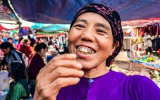Ghé chợ phiên Đồng Văn ăn phở gà 30.000 đồng, xôi 30.000 đồng/kg