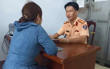 Vừa lái ô tô vừa bấm bấm điện thoại, nữ tài xế ở Đà Nẵng bị phạt