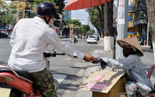 Biết vé số không trúng nhưng vẫn mua vì muốn giúp người bán dạo, đổi lấy vài phút hồi hộp vào buổi chiều
