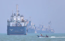 Iran nói 3 tàu dầu lớn phát nổ ở Hormuz, tàu không người lái Mỹ bị phá hủy
