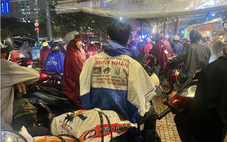 Người phụ đạp xe, chỉ đường, người 'có cái áo mưa cũ cho nè' khi trời mưa kẹt xe, ngập nước