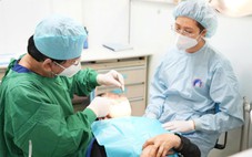 Bác sĩ cảnh báo tâm lý người cao tuổi dùng hàm răng giả nhiều năm nhưng không kiểm tra