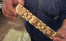 Nhặt được lắc vàng dài gần gang tay, người bán hàng rong trả lại người đánh rơi