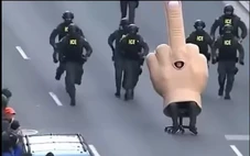 Thực hư video hài hước đặc vụ ICE đuổi theo ghế 'giơ ngón giữa' ở Minneapolis