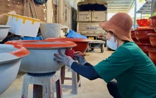 Cận Tết, làng đúc chậu cảnh ở Phú Yên cũ tất bật ngày đêm, xưởng chạy hết công suất