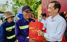 Được lãnh đạo trao quà Tết, dân vùng lũ và công nhân môi trường ấm lòng