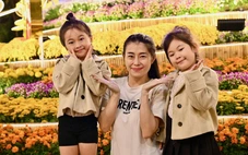 Linh vật Phú Yên lên đèn du khách nối đuôi nhau đến check-in