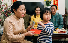 Trẻ chê tiền lì xì ít: Lỗi ở con hay ở người lớn?
