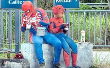 Malaysia điều tra 2 ‘ông cháu’ Spider Man vượt gần 500km để ăn xin