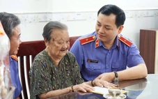 Viện trưởng VKSND TP.HCM Lê Văn Đông thăm, chúc Tết mẹ Việt Nam Anh hùng và 96 gia đình chính sách