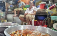 Chợ đồ cúng ông Công ông Táo trầm lắng, tiểu thương ngóng khách tới giờ chót