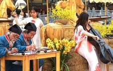 ‘Ông đồ’ già ngồi viết thư pháp bên nhạc DJ và vũ công nhảy múa