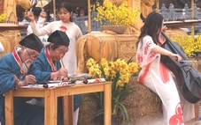 ‘Ông đồ’ già ngồi viết thư pháp bên nhạc DJ và vũ công nhảy múa