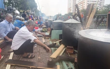 Đỏ lửa bên kênh Nhiêu Lộc nấu 2.000 bánh chưng, bánh tét tặng người khó khăn