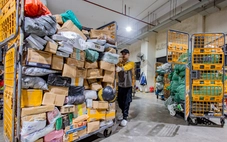 Nhân viên bưu cục 'trắng đêm' phân loại hàng hóa dịp mua sắm cuối năm