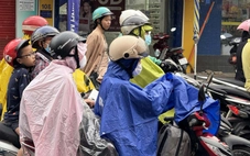 Chiều 24 Tết, TP.HCM trời âm u, mưa trái mùa kèm gió giật