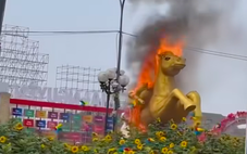 Linh vật ngựa bị cháy giữa quảng trường ở Thái Nguyên