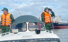 Cứu 3 ngư dân trên tàu cá chìm vì đâm vào đá ngầm