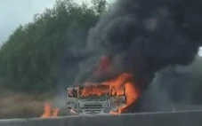 Xe tải bốc cháy dữ dội trên cao tốc Phan Thiết - Dầu Giây, hiện trường đã được giải tỏa