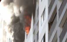 Cháy lớn tại căn hộ chung cư ở Nha Trang, hàng trăm dân cư phải di chuyển xuống đất