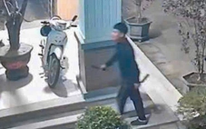 Tạm giữ người đàn ông mang 2 con dao đến trụ sở Công an chửi bới, đe dọa