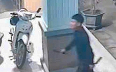 Tạm giữ người đàn ông mang 2 con dao đến trụ sở Công an chửi bới, đe dọa