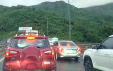 Ùn tắc khu vực hầm Đèo Cả, cảnh sát giao thông căng mình điều tiết