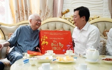 Phó bí thư thường trực Thành ủy TP.HCM Lê Quốc Phong thăm, chúc Tết PGS Ngô Kế Sương