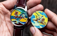 Thợ thủ công làm đồng hồ với tranh pháp lam hình ngựa đón Tết Bính Ngọ