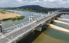 Thông xe cầu đập dâng hạ lưu sông Trà Khúc ngày cận Tết, bà con mừng