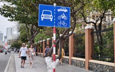 Điều chỉnh biển báo giao thông trên đường Trần Phú ở Nha Trang, xe hơi được lưu thông làn xe máy