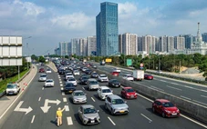 Xe cộ ùn ùn dồn về cửa ngõ Hà Nội sáng 27 tháng Chạp, cửa ngõ phía đông kẹt cứng