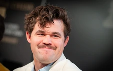 Magnus Carlsen độc chiếm ngôi đầu bảng Freestyle Chess 2026