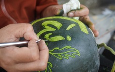 Khắc dưa hấu chưng Tết, kiếm 4 - 5 triệu đồng mỗi ngày