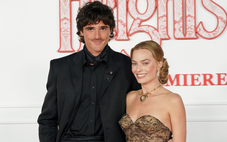 Margot Robbie nói gì về cảnh thân mật với Jacob Elordi trong Đồi gió hú?