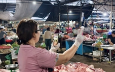 Tiểu thương chợ truyền thống livestream bán hàng Tết từ mờ sáng