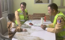 Bé trai đi trên cao tốc vào đêm giao thừa, cảnh sát giao thông kịp thời liên hệ gia đình