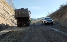 Cào lớp đá mi khiến xe cộ sa lầy trên đèo Đại Ninh