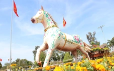 Ngựa hoa Sa Đéc chở đầy hoa tươi chào xuân 2026