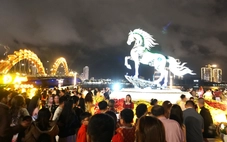 Người dân đổ về trung tâm vui chơi, nhiều nơi đã bắn pháo hoa sớm trước giao thừa