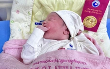 Những em bé chào đời vào thời khắc năm 2026 tại Bệnh viện Từ Dũ được tặng vàng may mắn