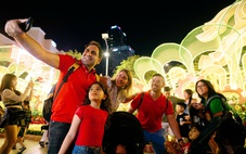 Người dân đổ về trung tâm vui chơi, nhiều nơi đã bắn pháo hoa sớm trước giao thừa