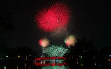 Người dân, du khách đổ về trung tâm các thành phố lớn đón giao thừa