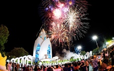 Người dân, du khách đổ về trung tâm các thành phố lớn đón giao thừa